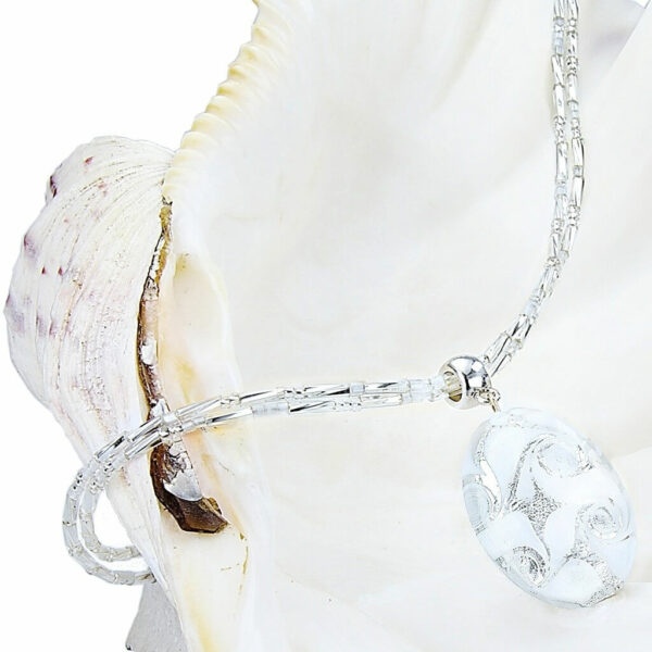 Lampglas Elegantní náhrdelník White Lace s perlou Lampglas s ryzím stříbrem NP1